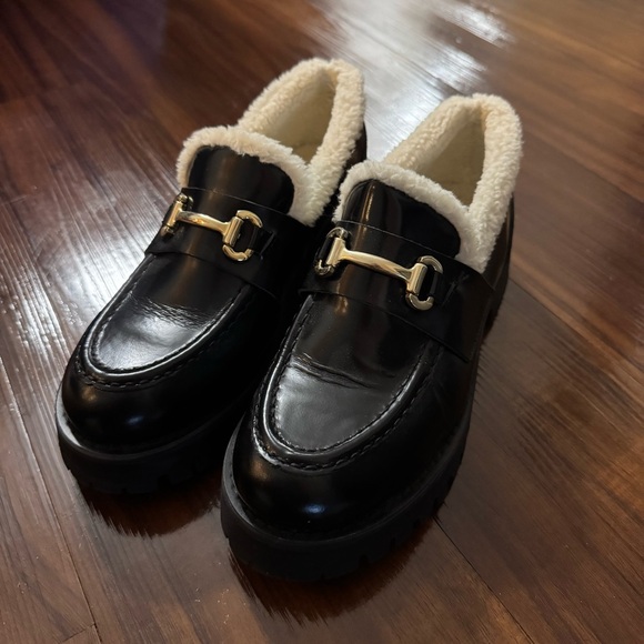 Steve Madden Black and White Loafers with Gold Horsebit - Picture 1 of 4